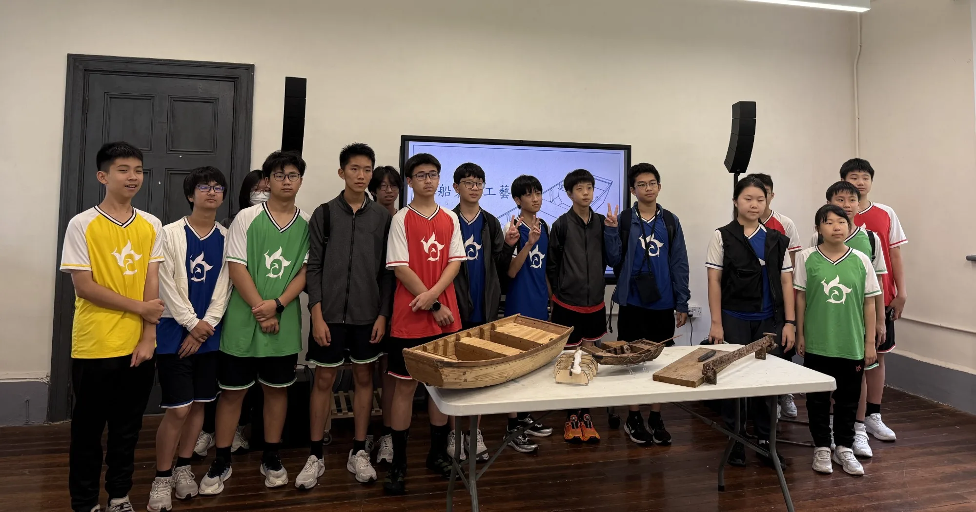 Guided tour: group photo of teachers and students