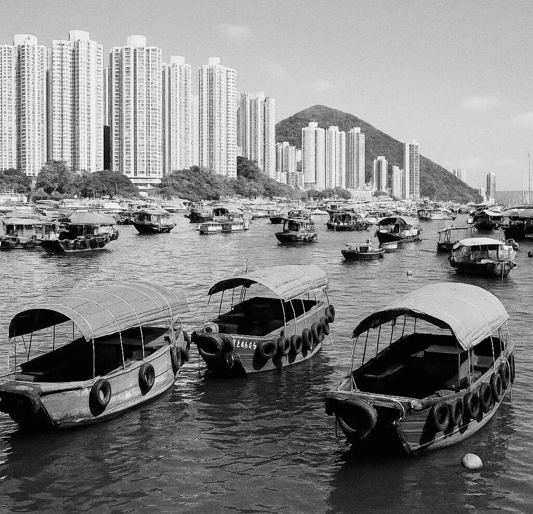 Aberdeen fishing harbour (black and white)